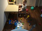 Попросила убрать со стола,