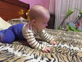 Пытается ползать ???