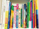 Фронтальный стеллаж для книг