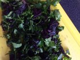 Паста с цуккини, болгарским перцем, помидорами, тушёнкой, чесноком и зеленью в томатном соусе?