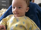 Как держат головку?