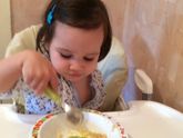 Как научить самостоятельно кушать?