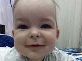 Довольный ребёнок, вылез зубик)