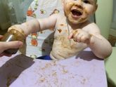 Хочет самостоятельно кушать