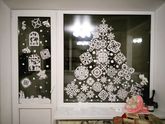 В этом году вот такая елка из снежинок получилась)