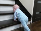 Лестница и маленький ползающий ребенок