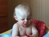Клубничку зайка лопает 😂