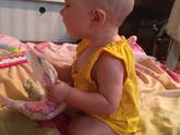 Малышка садится