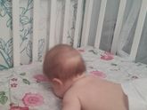 Кладет голову, когда лежит на животе