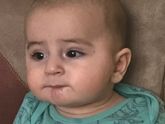 Малыш закусывает нижнюю губу