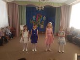 Фото с утренника дочек.