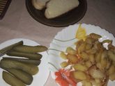 Картошечка жареная и соленые огурчики