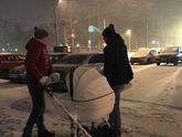 Папа на прогулке с сыном