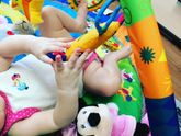 Стучит ножками по полу