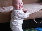 Ходит об опору, а сидеть даже и не хочет :-)