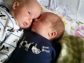 Каждый развлекается как может)