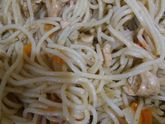 Спагетти с соусом и овощами