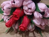 Цветы из гафрированной бумаги с конфеткой внутри.