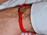 Браслеты из красной нити