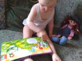 не читает а листает