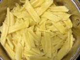 Паста с цуккини, болгарским перцем, помидорами, тушёнкой, чесноком и зеленью в томатном соусе?