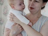 Держать на руках под попу