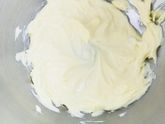 Пьяный пирог-перевёртыш с вишней и рубленными орехами.