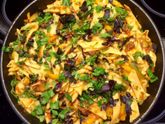 Паста с цуккини, болгарским перцем, помидорами, тушёнкой, чесноком и зеленью в томатном соусе?