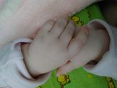 Зая спит,сложив ручки