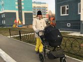 Маленькая Ди на прогулке
