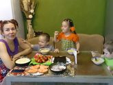 Как разместиться в двушке с... почти четырьмя детьми)