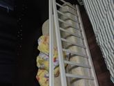 Вылезает из кровати