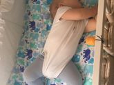 Запрокидывает голову малыш