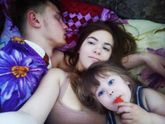 Дочка скучает по папе.