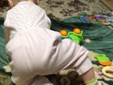 Доча ползает ногу вставляет