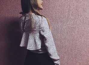 Она счастлива будто дитя, Словно о ней снимают кино.?