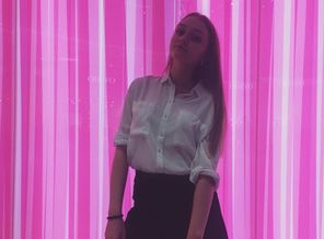 Она счастлива будто дитя, Словно о ней снимают кино.»?