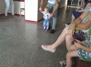 Тяжёлая доля родителей и деток-очереди в больнице,хорошо муж рядом.