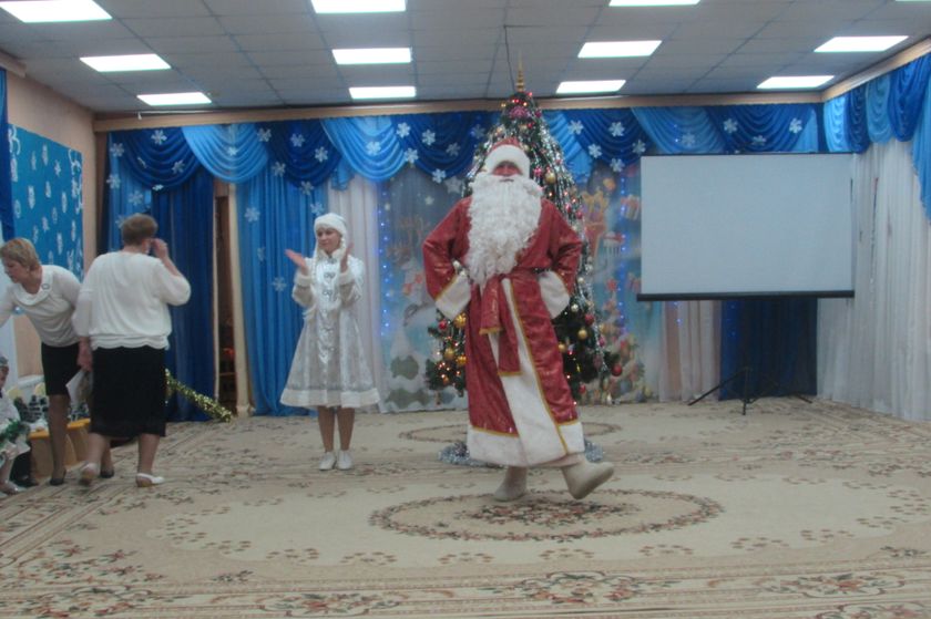 Новогодний праздник в младшей группе