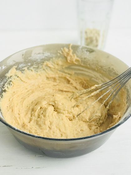 Банановый пирог с карамелью и орехами