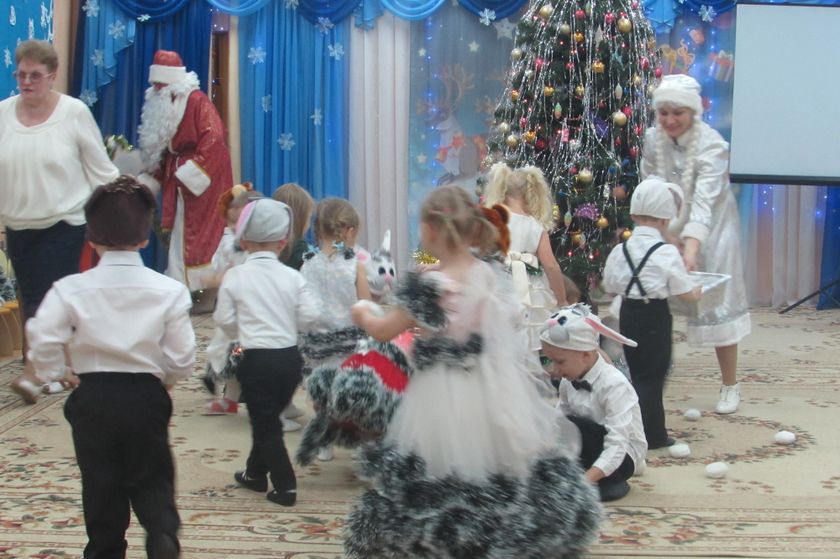 Новогодний праздник в младшей группе