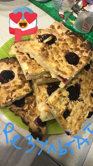 Пирог с безе внутри и ежевикой))