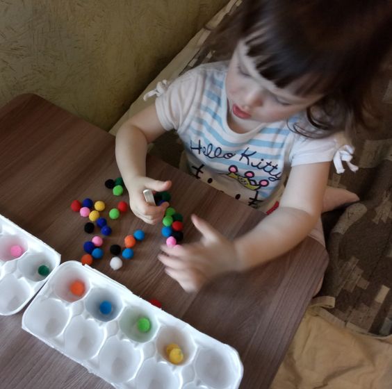 Игра с помпонами и