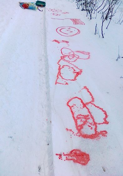 Рисуем водой на асфальте. Нам 4 года.