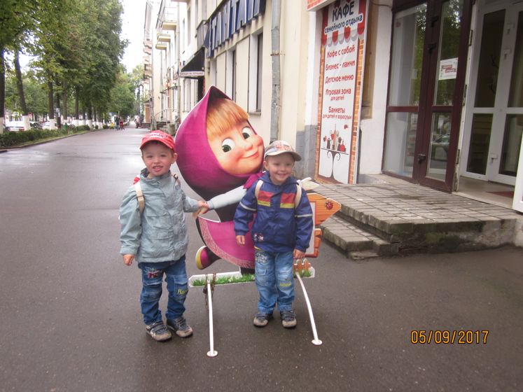 Праздничный стол деткам!
