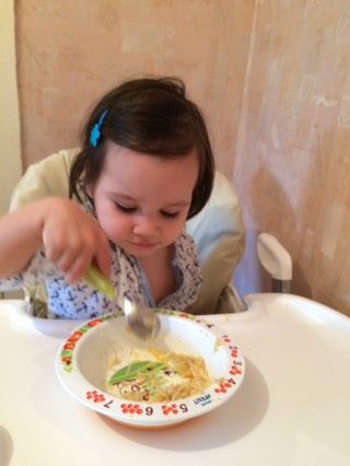 Как научить самостоятельно кушать?