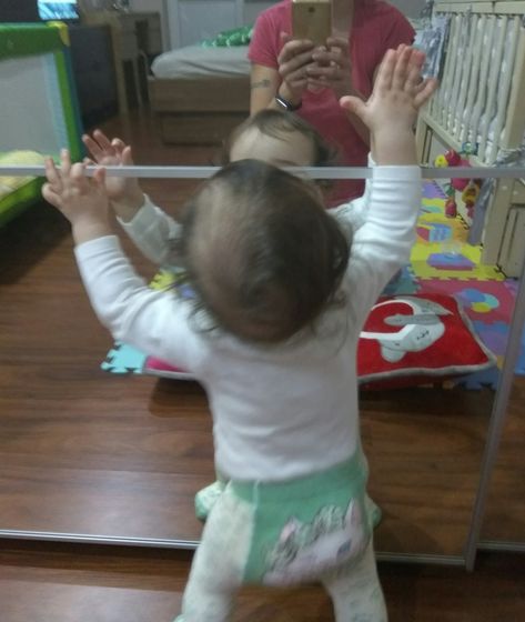 Малая начала ходить вдоль стен.