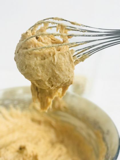 Банановый пирог с карамелью и орехами