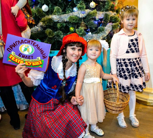Наш поход в кукольный театр. 24.12.2017г. Алине 2,5 года.