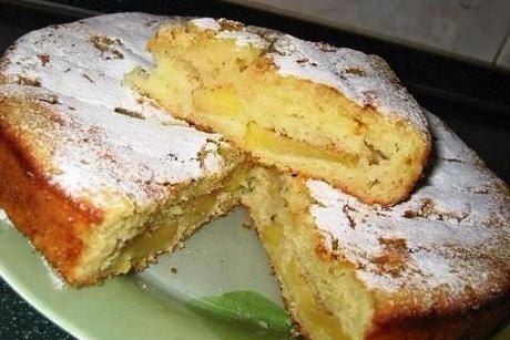 Яблочно-кефирный пирог в мультиварке